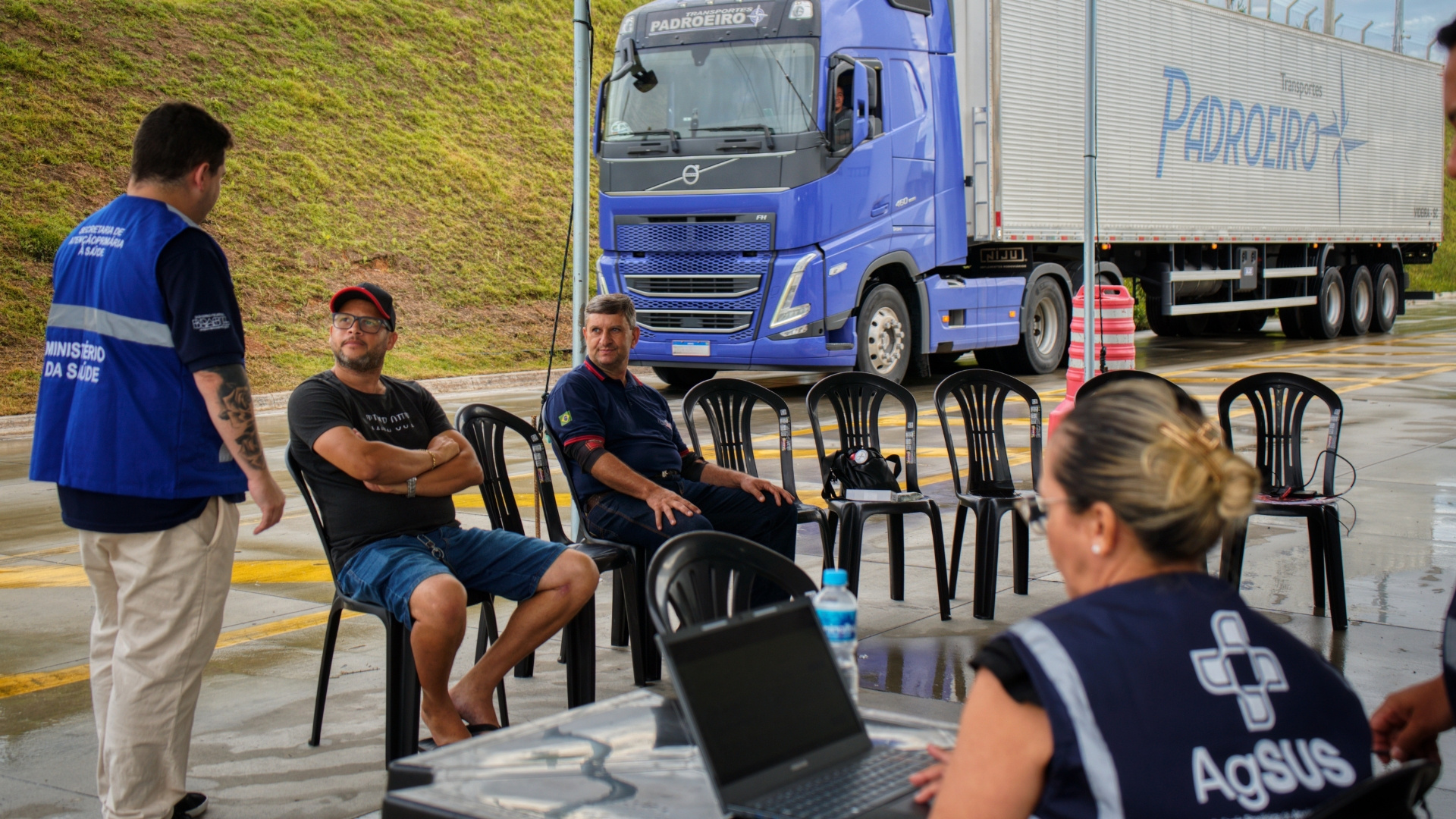 Atendimentos médicos são oferecidos de graça aos caminhoneiros no PPD da Via Dutra, em Pindamonhangaba (SP)